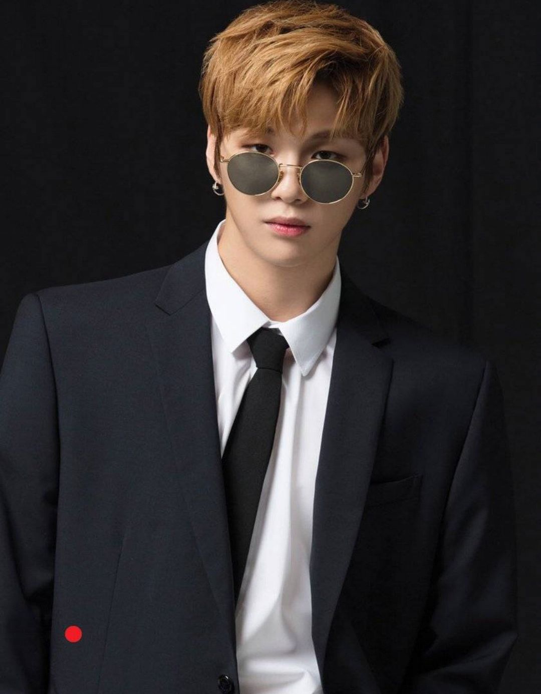 姜丹尼尔真是小狼狗型男友啊,笑起来眉眼弯弯,上舞台一秒变霸气