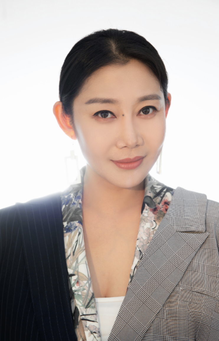 李翠翠初冬写真曝光 身姿优雅御姐范十足