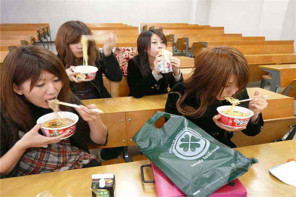 中国人不理解:日本人很有素质,为何吃面时发出的声音却是这样