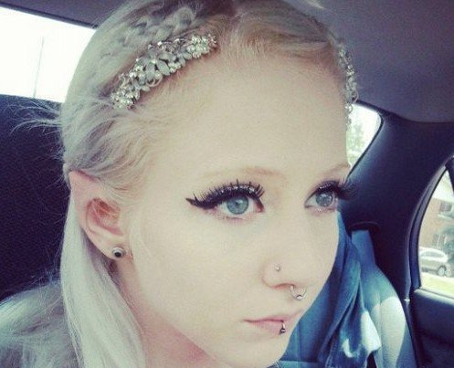 漂亮女模自认前世为雪精灵,整容耳朵,更改名字只为做现实精灵族