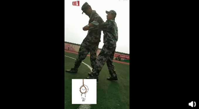 单独加练纠正学生同手同脚,军训教官自己被带成顺拐!评论亮了