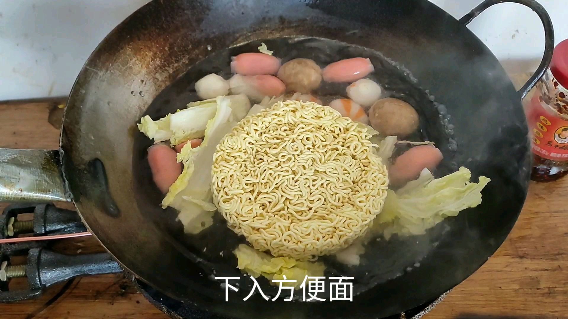 看厨师煮方便面就是专业,第一次见这种做法,长见识了