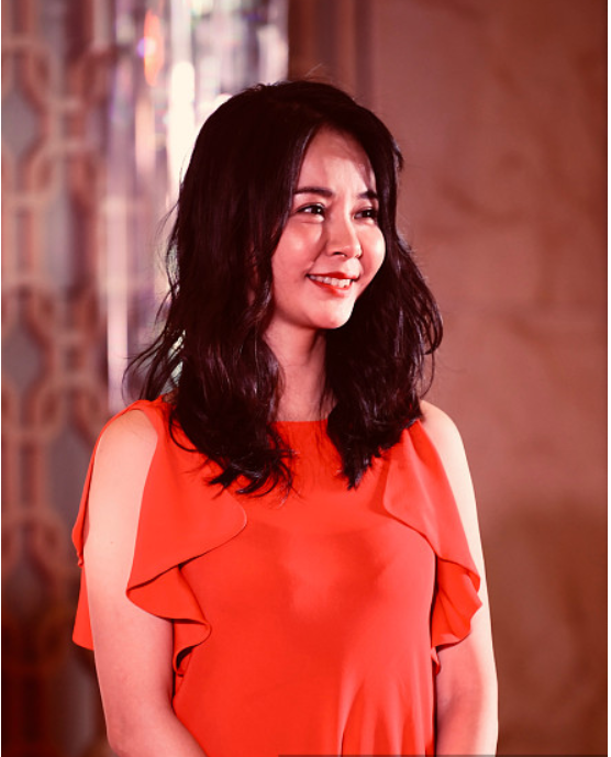 39岁杨若兮久违亮相红衣甜美仍似少女