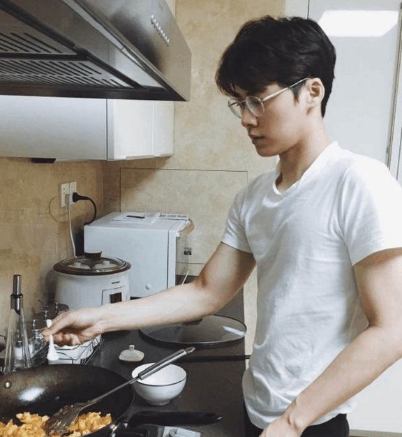男星下厨超帅气,谢霆锋黄磊尽显大厨风范,他却被喊远离厨房吧
