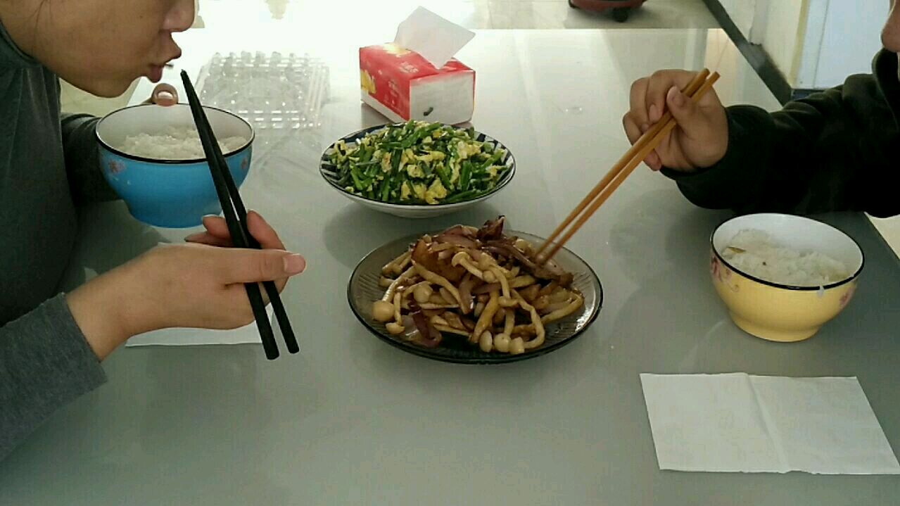 新鲜蒜苔炒鸡蛋,肉片白玉菇汤汁鲜美,比盖浇饭还好吃