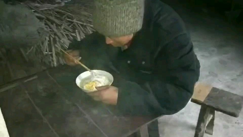 邻居智力障碍不会煮面,冷水就放面条进去,大姐帮他煮一碗鸡蛋面
