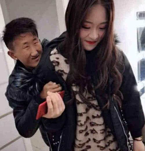 网红"紧凑哥"恋情曝光,当看到女友正脸照时,有钱真好!