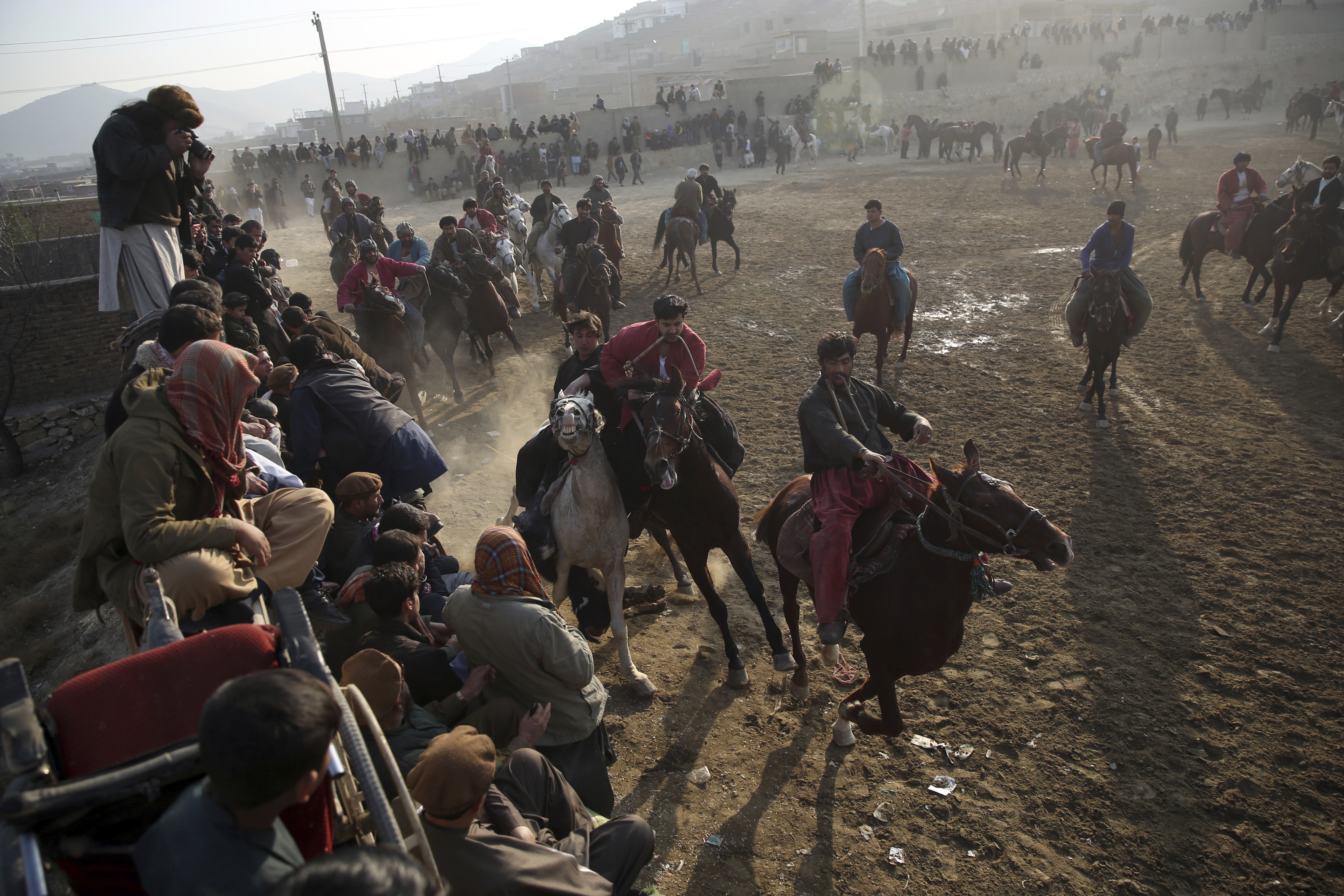 阿富汗举行传统比赛"马背叼羊"