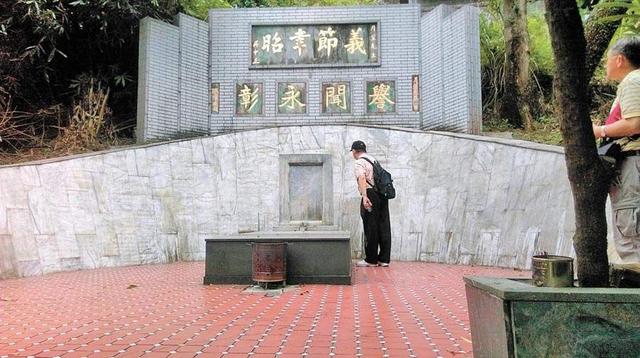 杜月笙墓地照片:图四是和孟小冬香港结婚合照,图八墓碑面向上海