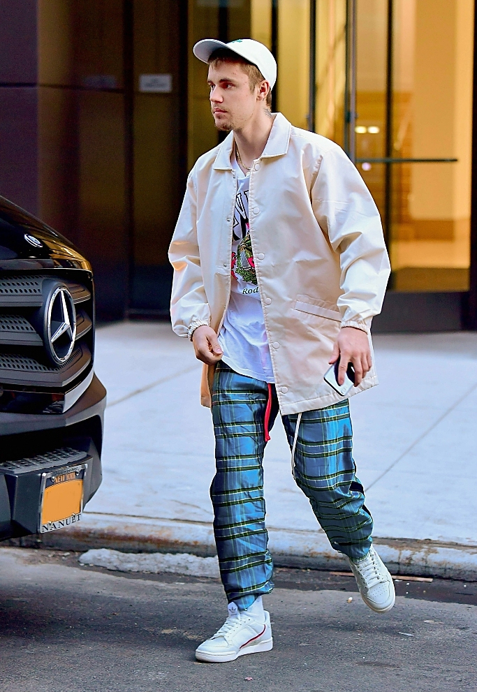 比伯离开公寓心事写脸上 穿潮装重现帅气获豪车接驾