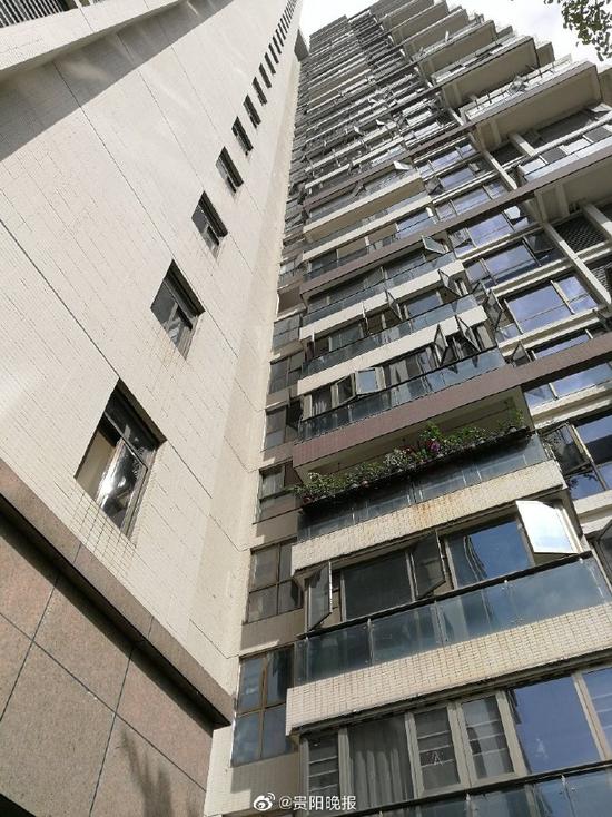 贵阳一小区爷孙两人从28楼坠亡 原因还未查明