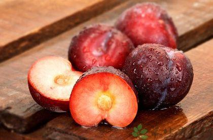 老人可以随便吃桃,杏和李子吗?告诉你吃多了,会伤人还是养人