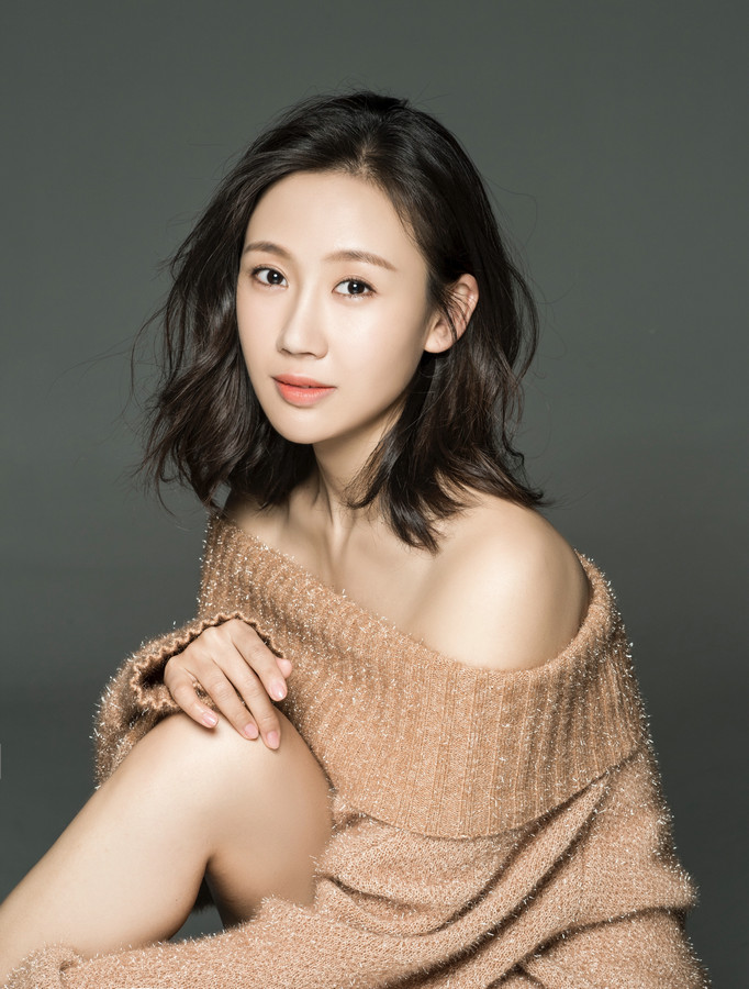 演员金美伶曝冬日毛衣写真 露肩诠释别致小性感