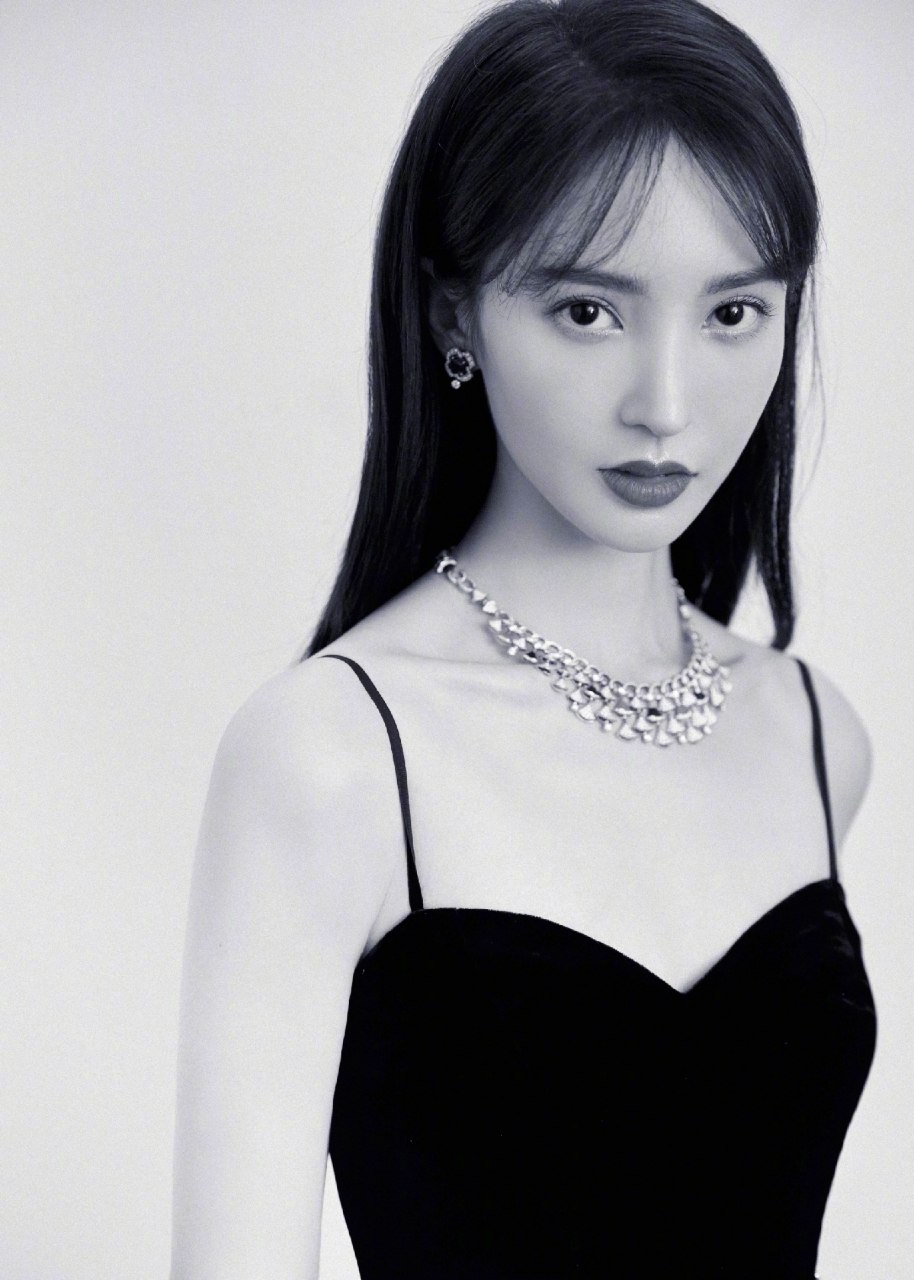 肤白貌美的金晨,穿"黑天鹅"礼服大秀好身材,锁骨都能养鱼了