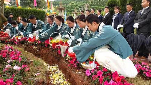 倡导节地生态安葬 73名逝者在龙井公墓集体花葬