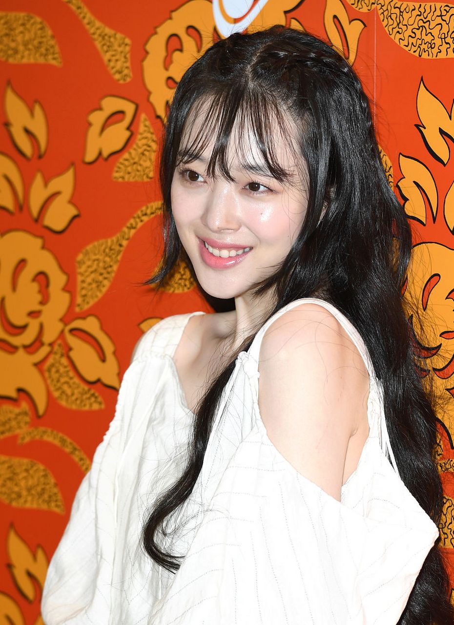 娱乐最前沿# 韩国演员崔雪莉旧照,清纯可爱又不失魅力.