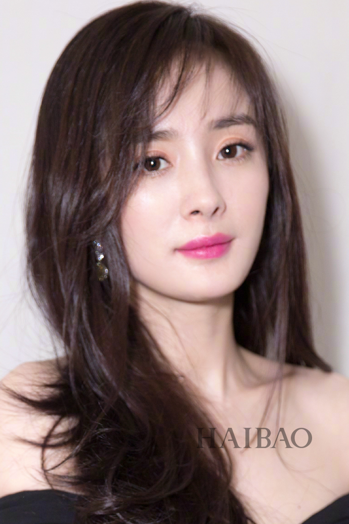 林允换了它少女感又回来了,唐嫣梳了它美出新高度,果然空气刘海就是