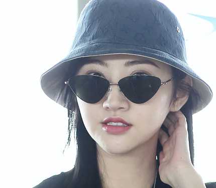 景甜小露细腰撩发秀红唇 戴渔夫帽墨镜满满夏日感