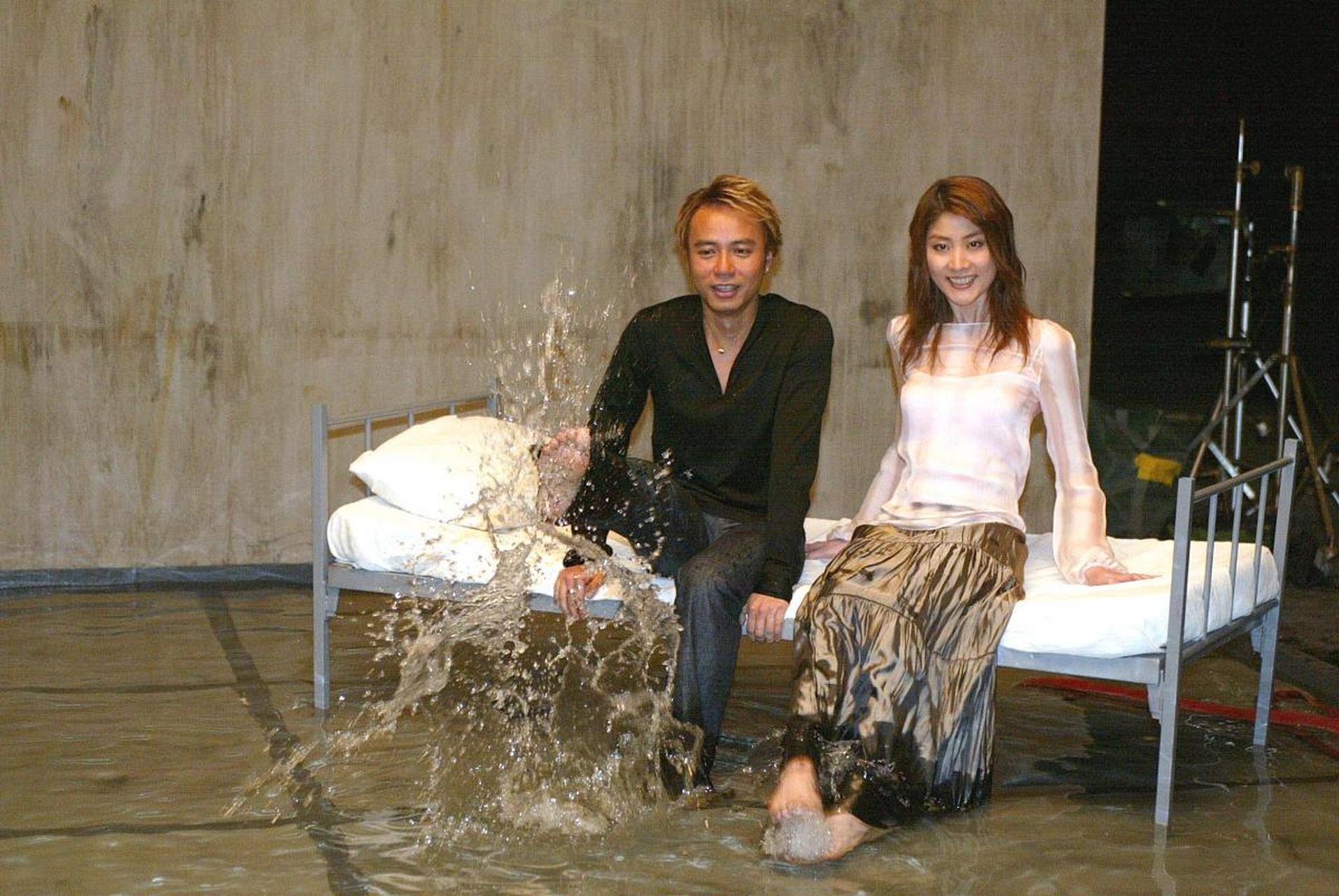 我们可能会因为对方的外貌,品格,地位,名声或财富而喜欢上一个人.