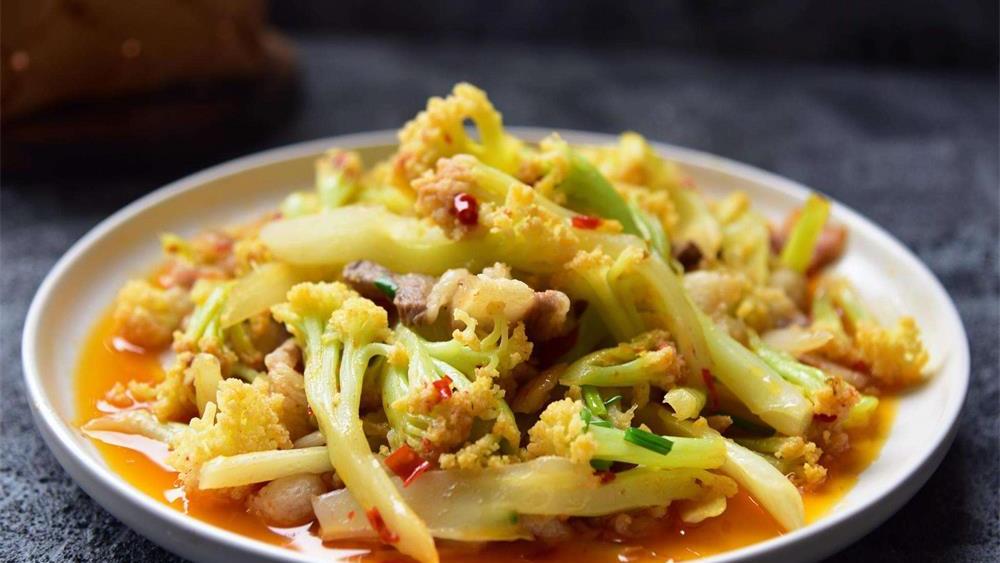 五花肉炒花菜,荤素搭配,营养均衡,脆嫩爽口,开胃又下饭!