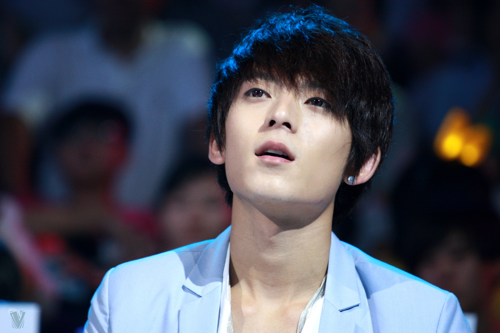 陈翔的演唱风格有点淡淡的忧伤,亲近而温暖,文艺范十足!