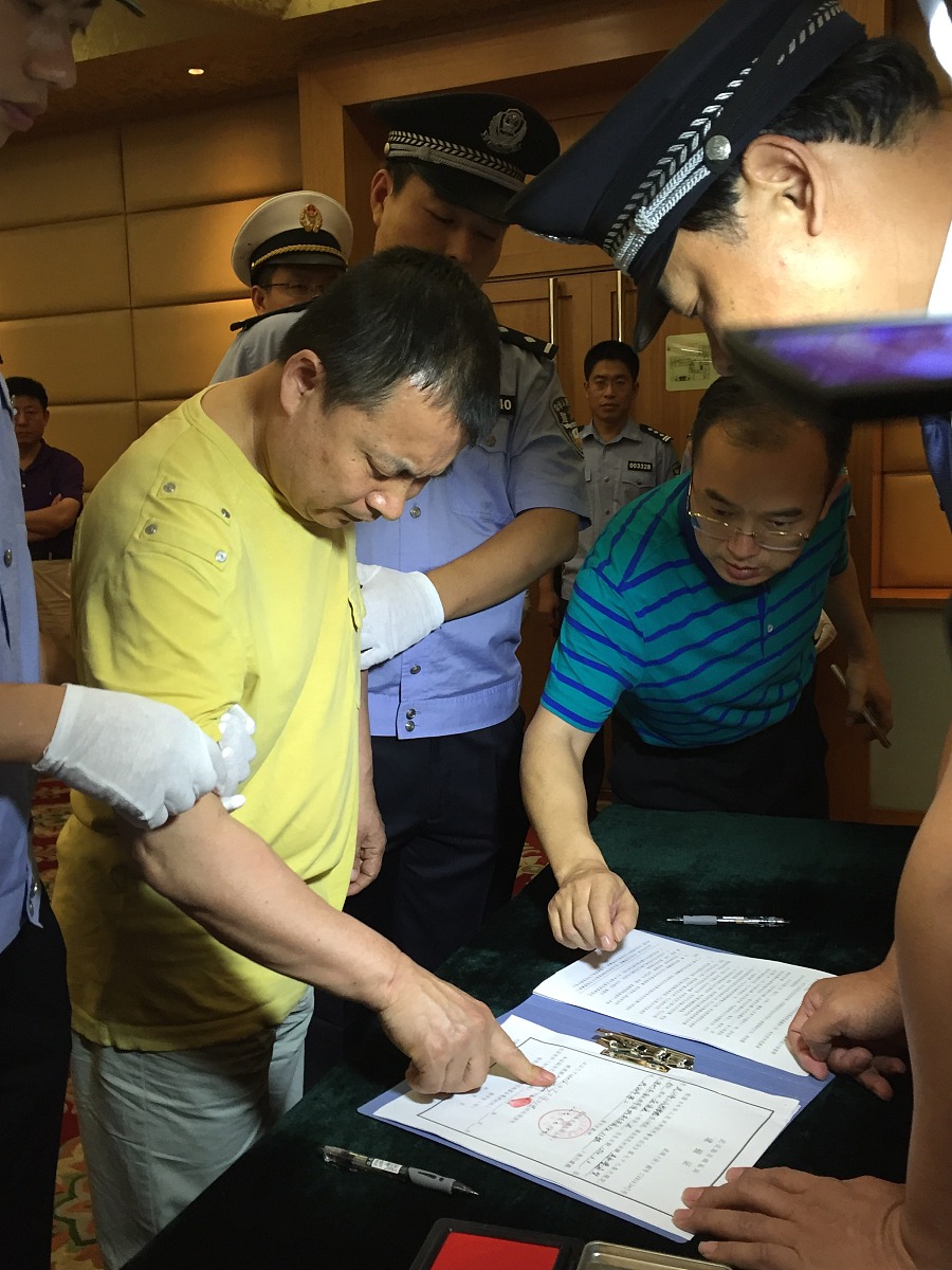 这起事件简直让人惊呆了!这位校长是不是把学校当成了自己的私人赌场?