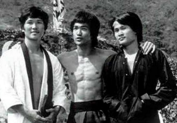 (珍贵老照片:林正英和李小龙合