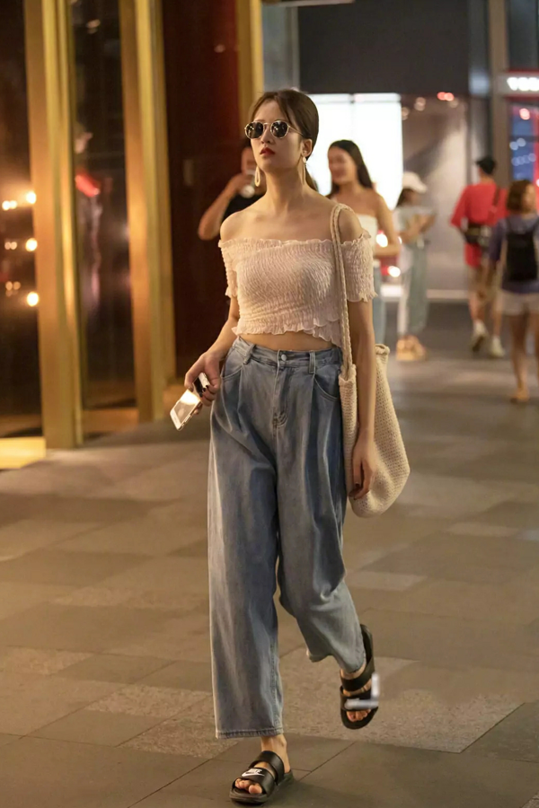 街拍:第4位女神,露肩上衣大秀洁白天鹅颈,这身材也太撩人了!