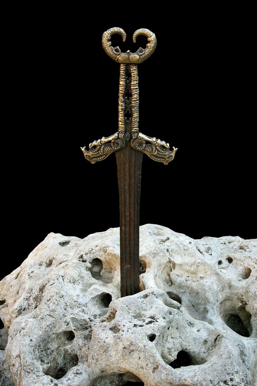 达摩克利斯之剑,这是悬在头上的永远的危机. 生于黑暗,追逐黎明.