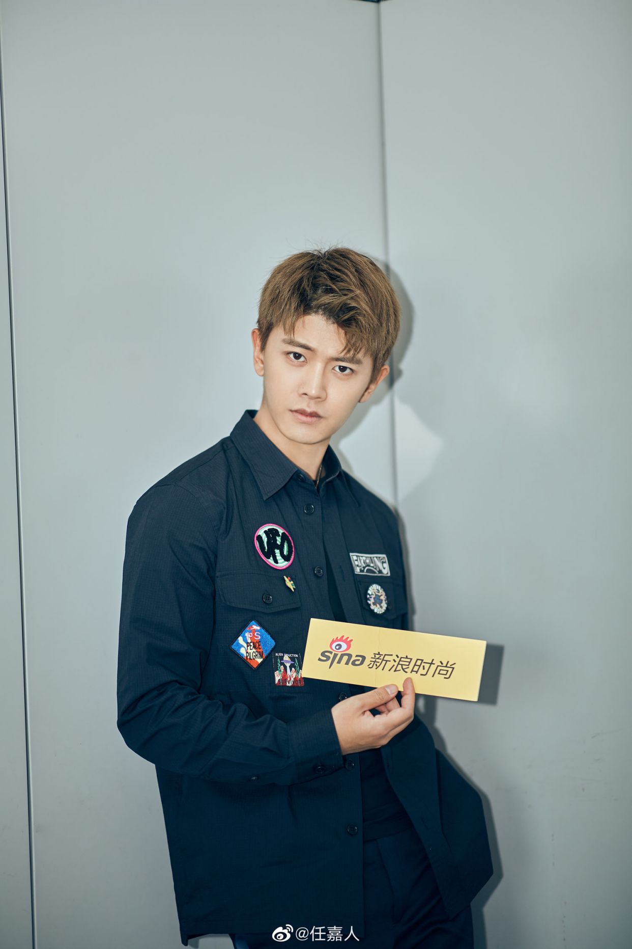 工作室更新任嘉伦北京出发look 简约清爽不失调皮可爱