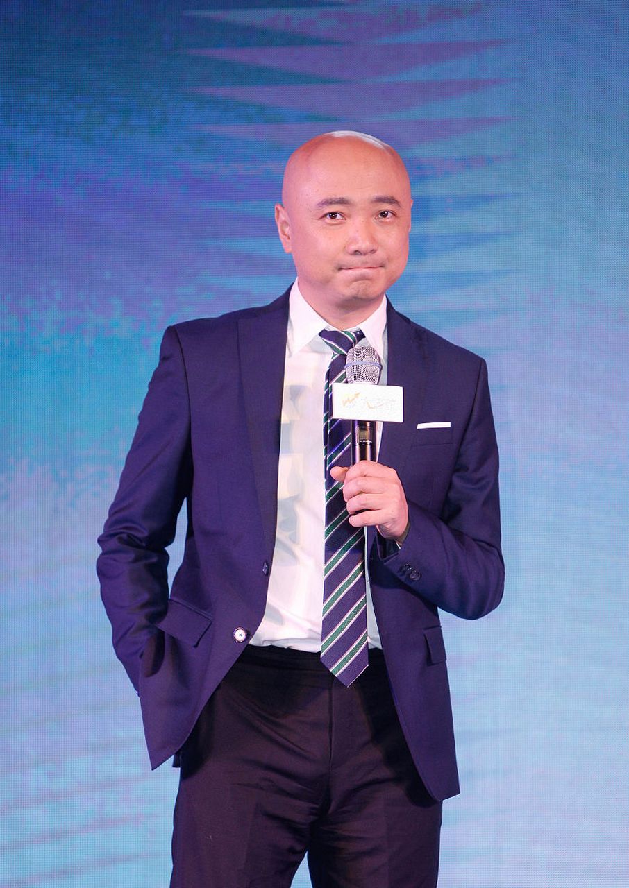 "周立波火冒三丈,回怼道:小弟弟!你扮猪挺像,扮人挺囧的!