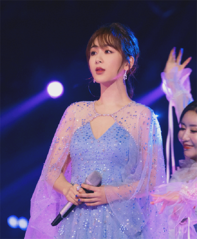 27岁的杨紫太美了,蓝色透纱裙尽显俏皮,像是个小仙女