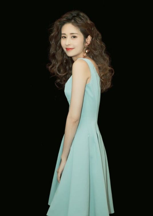 颖儿换了新发型,"羊毛卷"配白色蕾丝裙仙气十足,美得开挂!