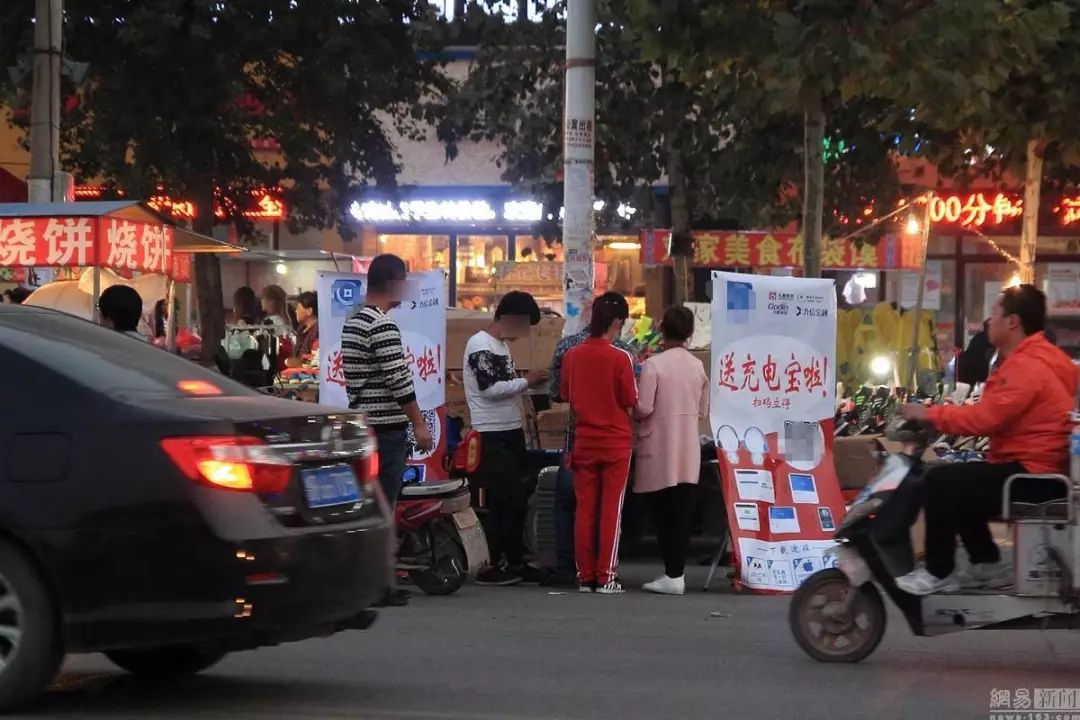 城市小广告的暴力美学,令人窒息