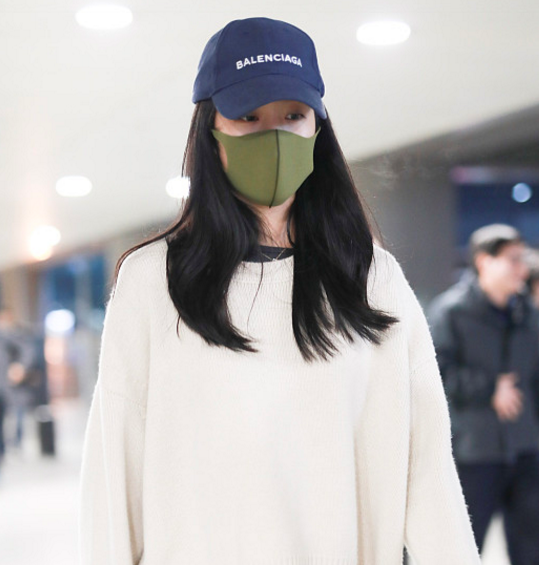 张天爱简约"黑白配"似走路带风,戴绿色口罩遮素颜双眼显倦意!