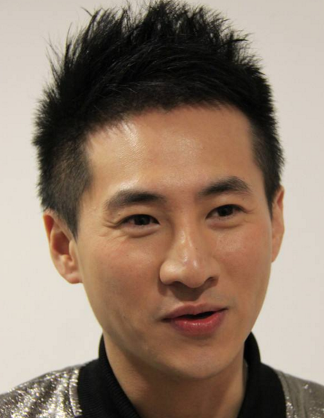 《老人与海》的美国作家海明威,而中国歌手艺名也叫海鸣威,代表作是