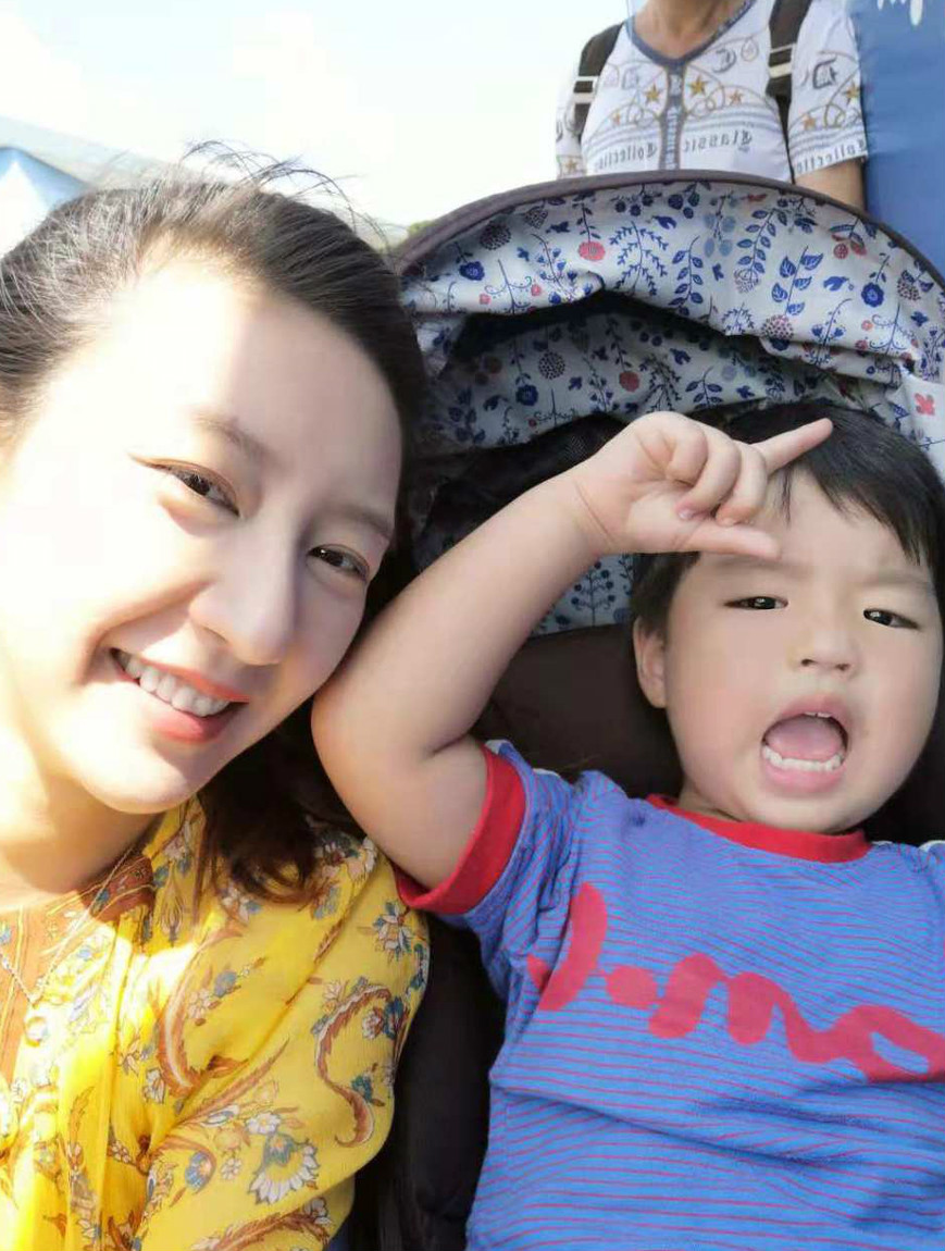 妻子唐一菲与大儿子