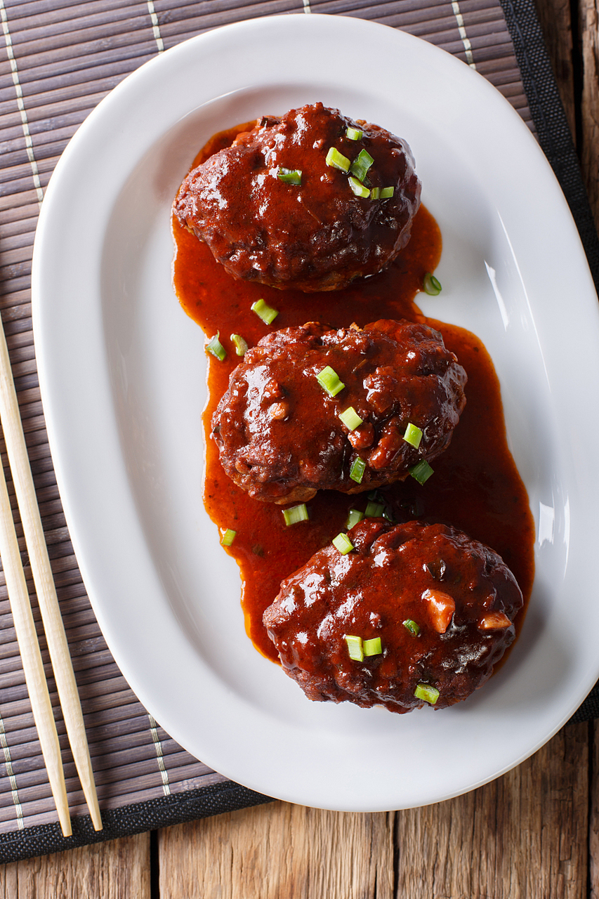 红烧狮子头是一道传统的中式菜肴,它的主要材料是猪肉和狮子头.