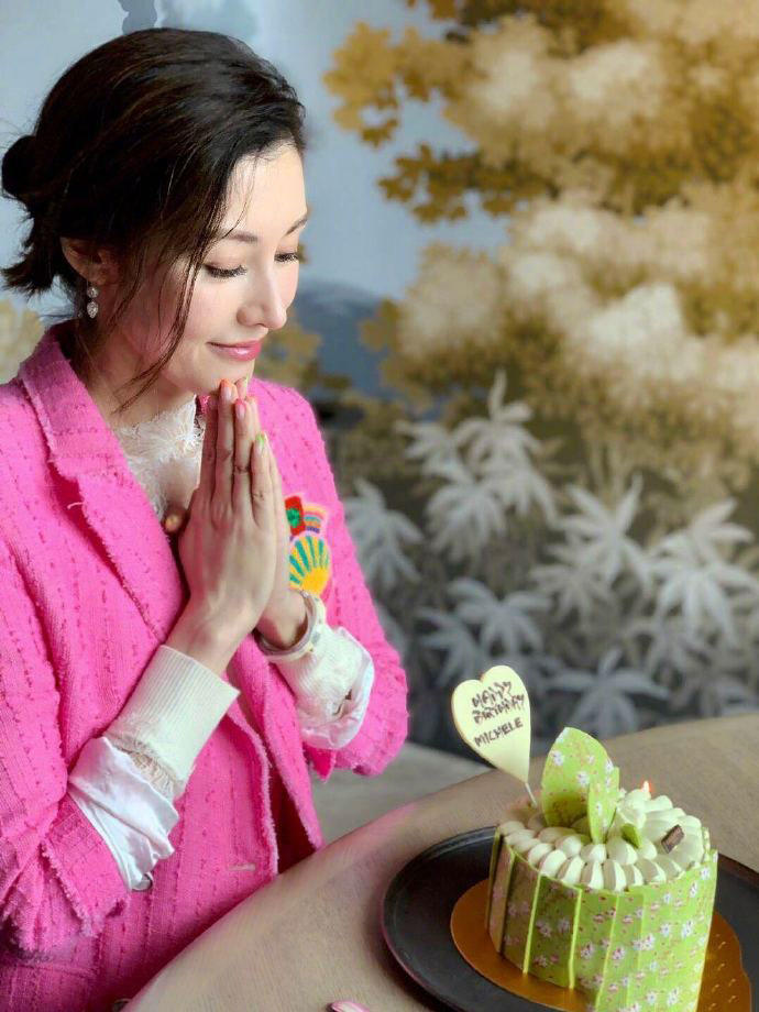 李嘉欣简直是绝世美人!桃红色西装配百褶裙甜美减龄,少女感十足