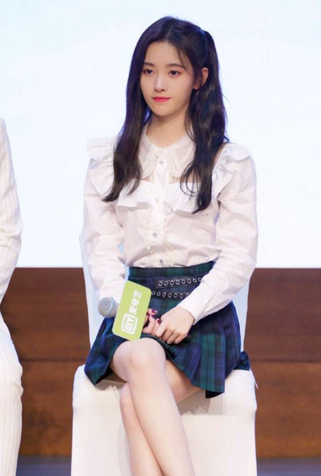 鞠婧祎短裙短到大腿根,坐下时尴尬了,网友:女神坐姿了解下!