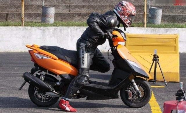 摩托车起步先松离合还是先加油?这才是摩托车起步停车的正确操作