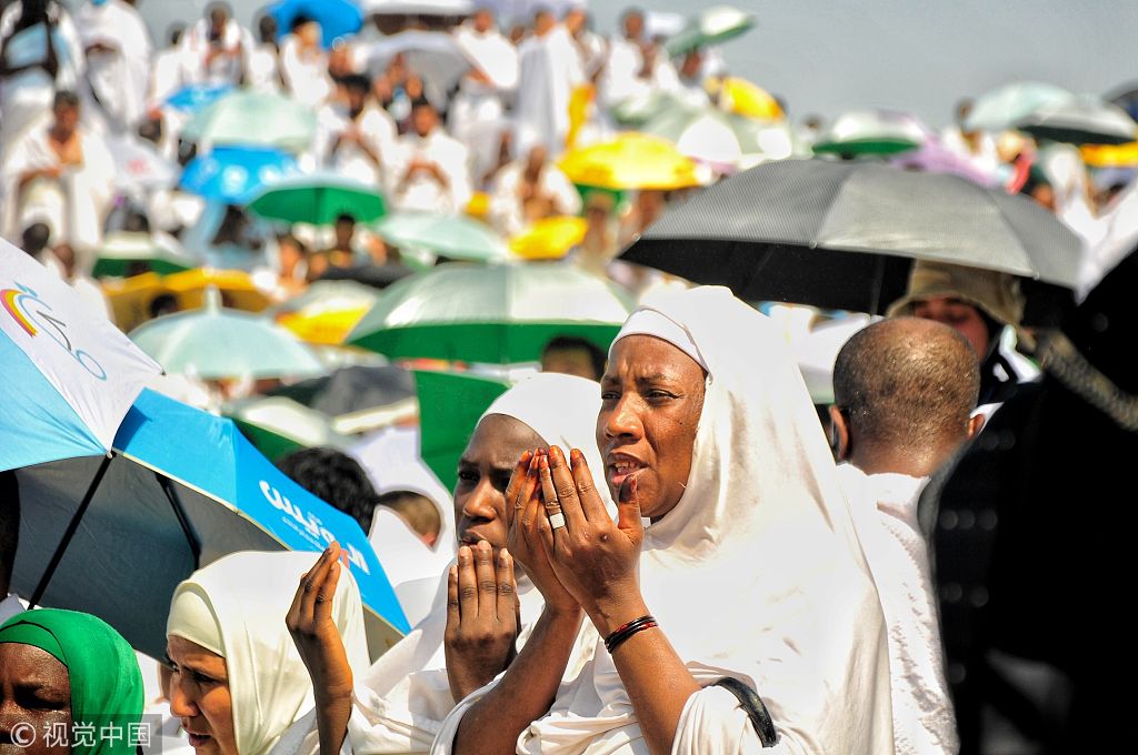 沙特:真朝圣之路!清一色白袍穆斯林跪拜朝圣场面壮观