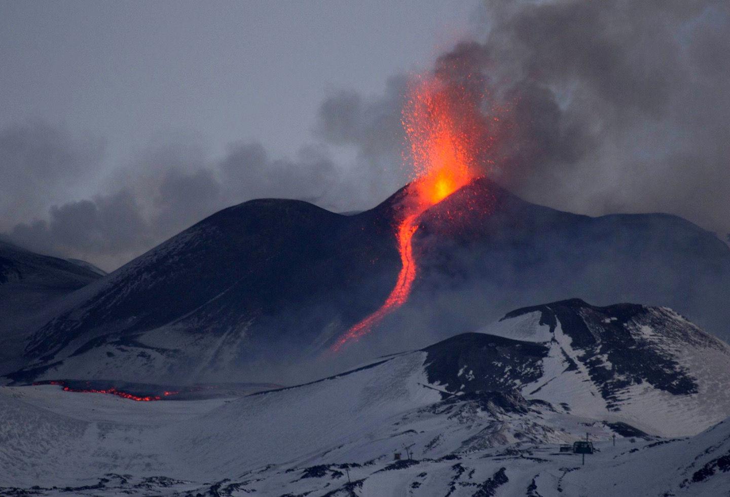 这个萌萌哒的火山,叫做布斯卡,是意大利出名的景点,大多数人不敢登顶