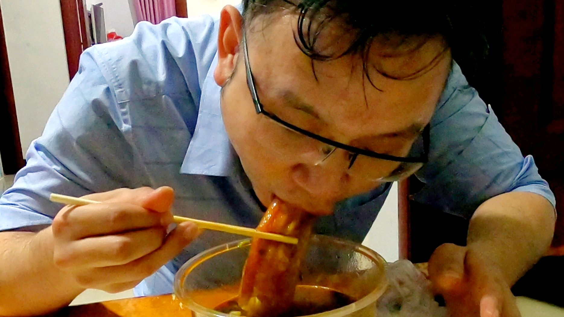 爆辣鸭血粉丝汤,10元一碗里面有很多料,满头大汗越吃越有味