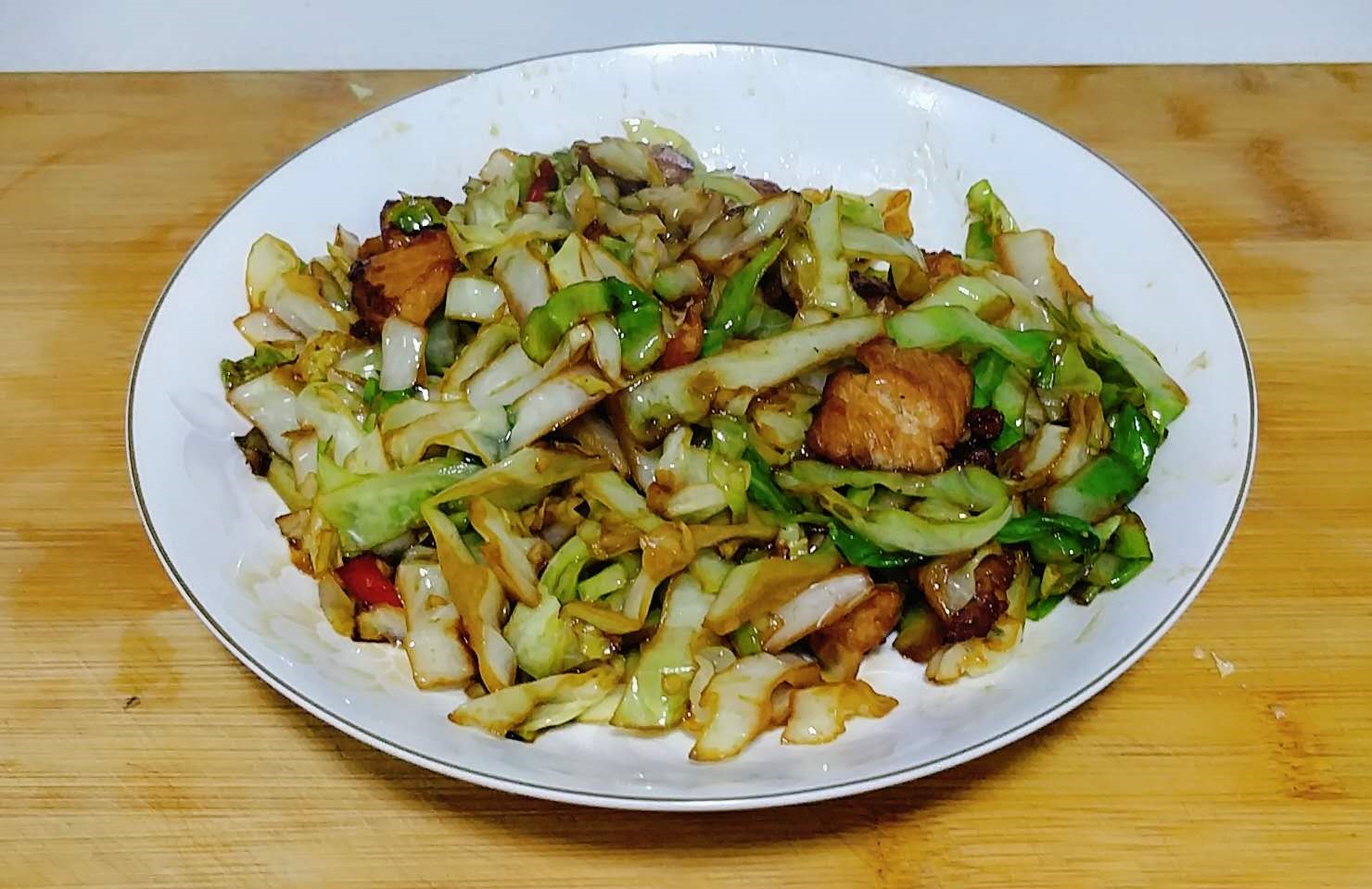 一步一图教你做包菜回锅肉,超级好吃的下饭美食轻松享受