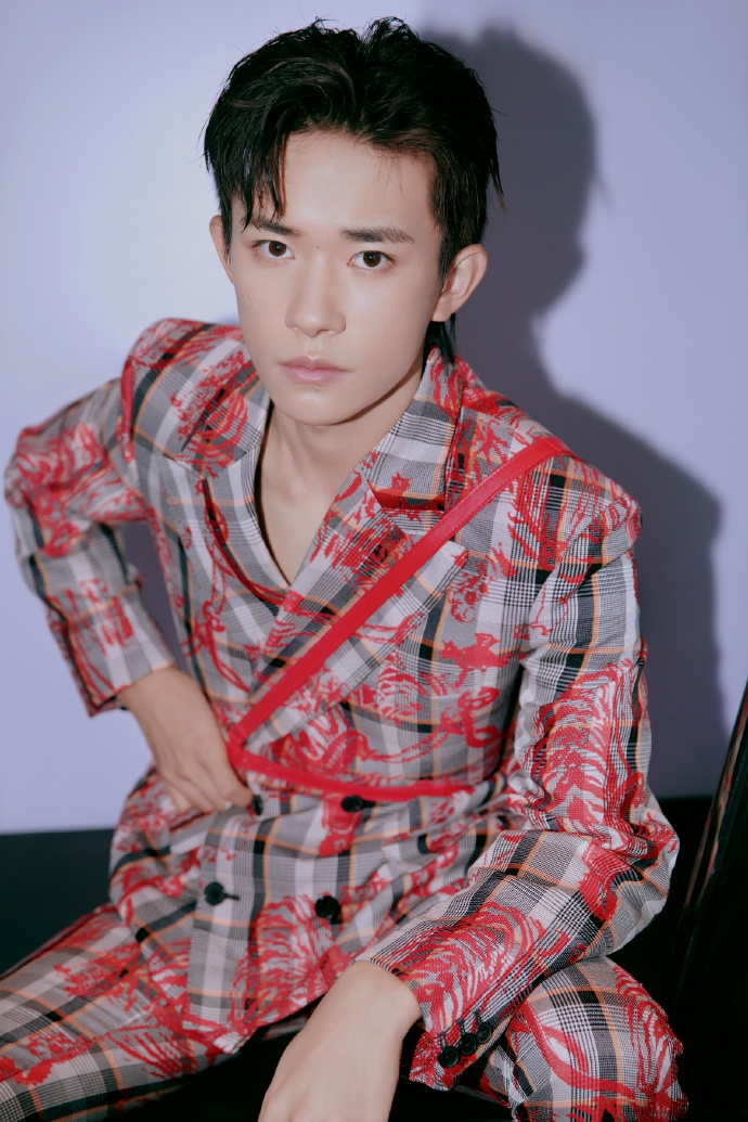 易烊千玺终于放弃了"铁刘海"!五官仿佛开了挂,硬照气场全开