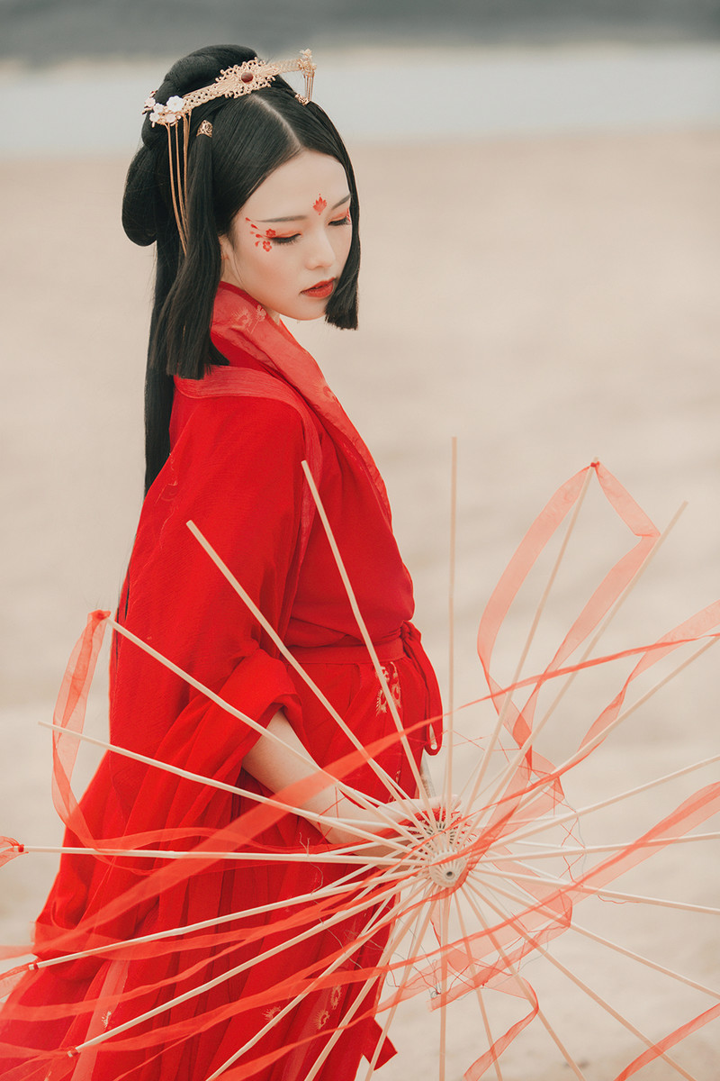 大漠红装,倾城婀娜.摄影/后期:安弟君 转载自百家号作者:7how