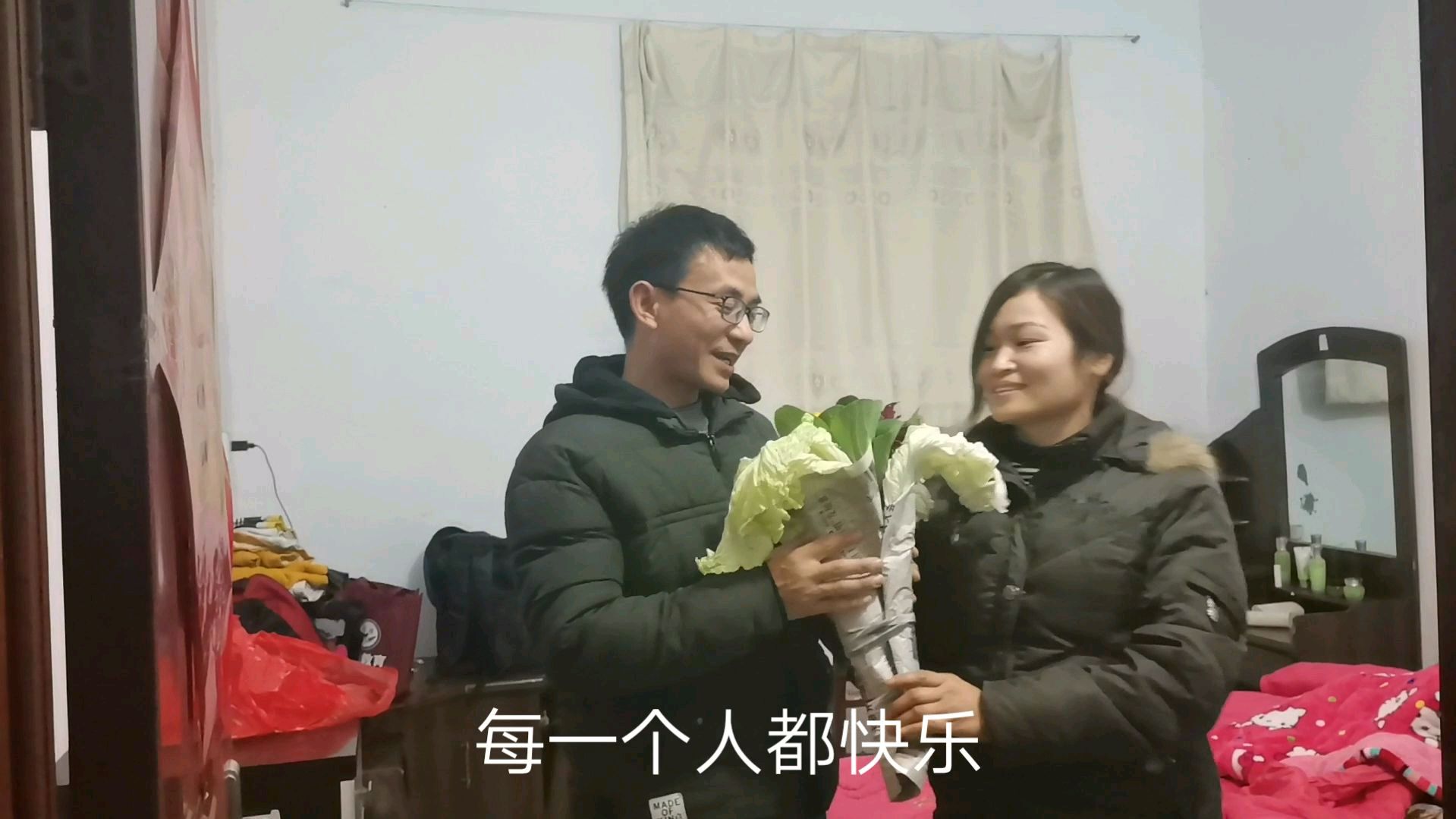 特殊时期买不到花,阿勇用自家蔬菜做成鲜花,情人节送给老婆
