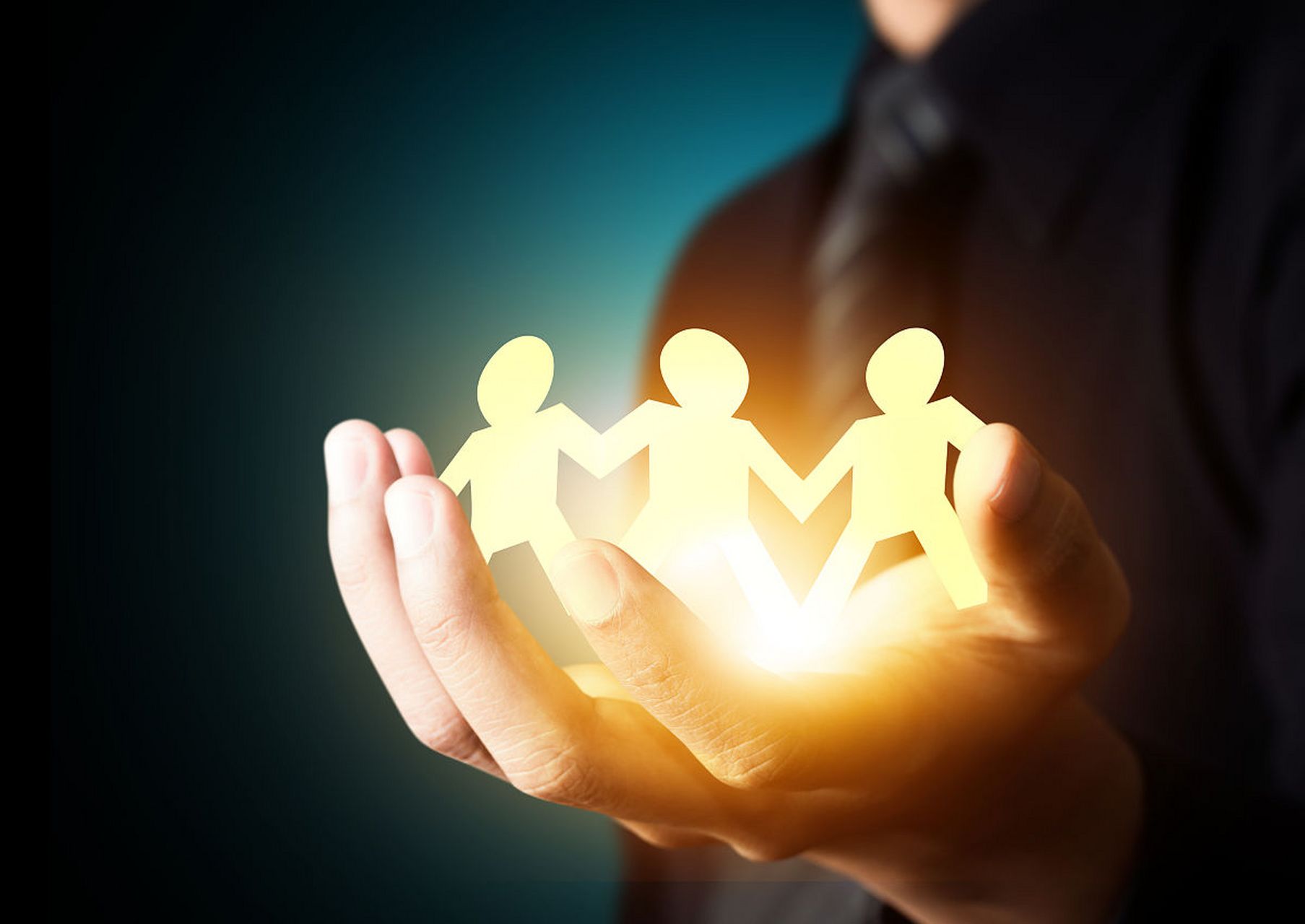 在宇宙中,有一位无名使者传递生命之火,给予人们温暖和力量.