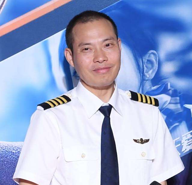 《中国机长》刷屏,"英雄机长"刘传健史诗级备降震撼人心